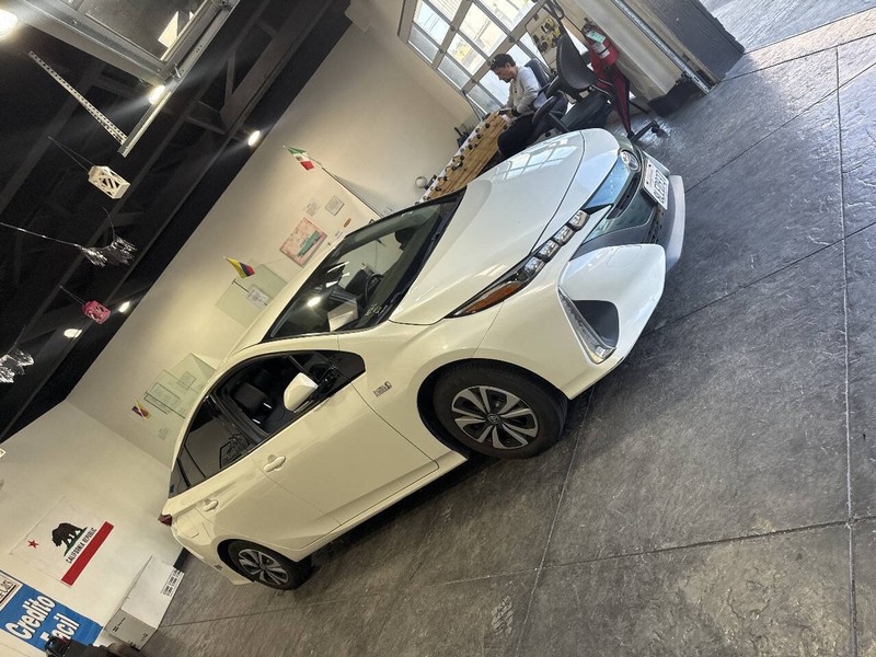 Toyota Prius Prime Vehicle Full-screen Gallery Image 50