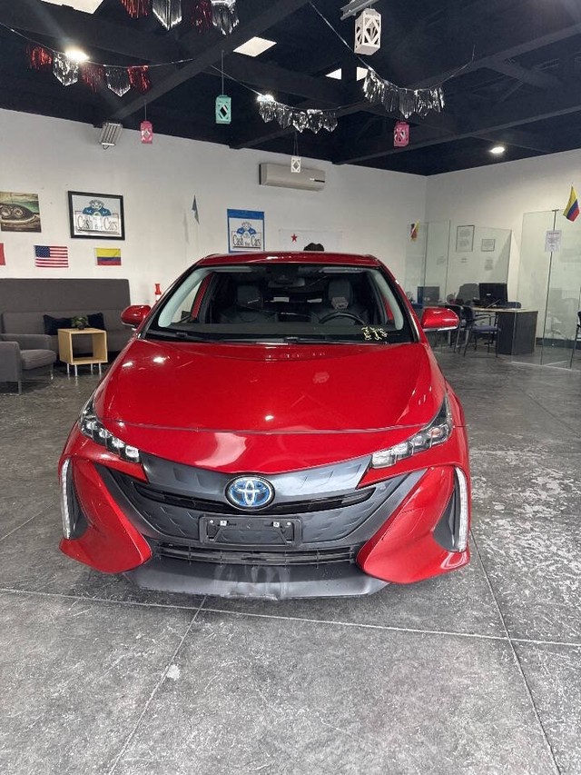 Toyota Prius Prime Vehicle Full-screen Gallery Image 02