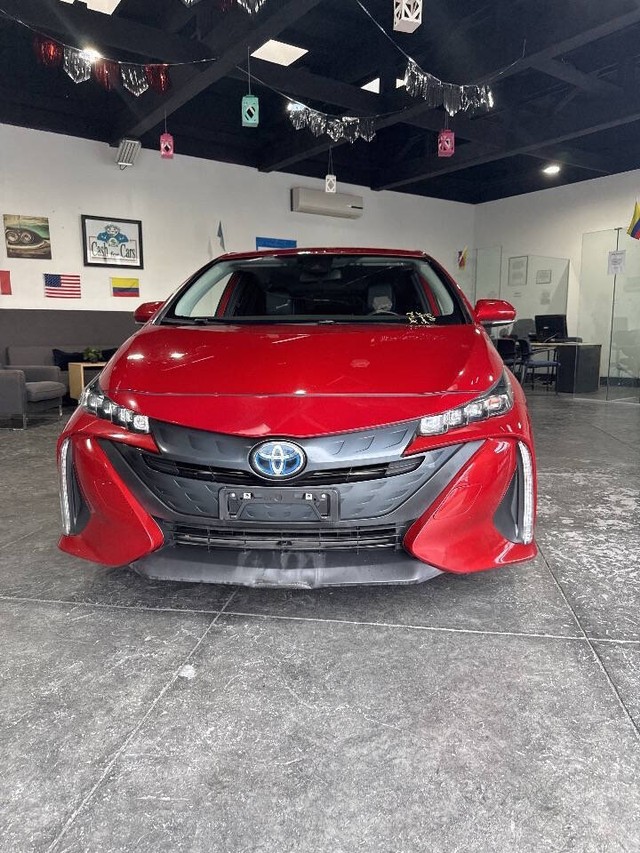 Toyota Prius Prime Vehicle Full-screen Gallery Image 03