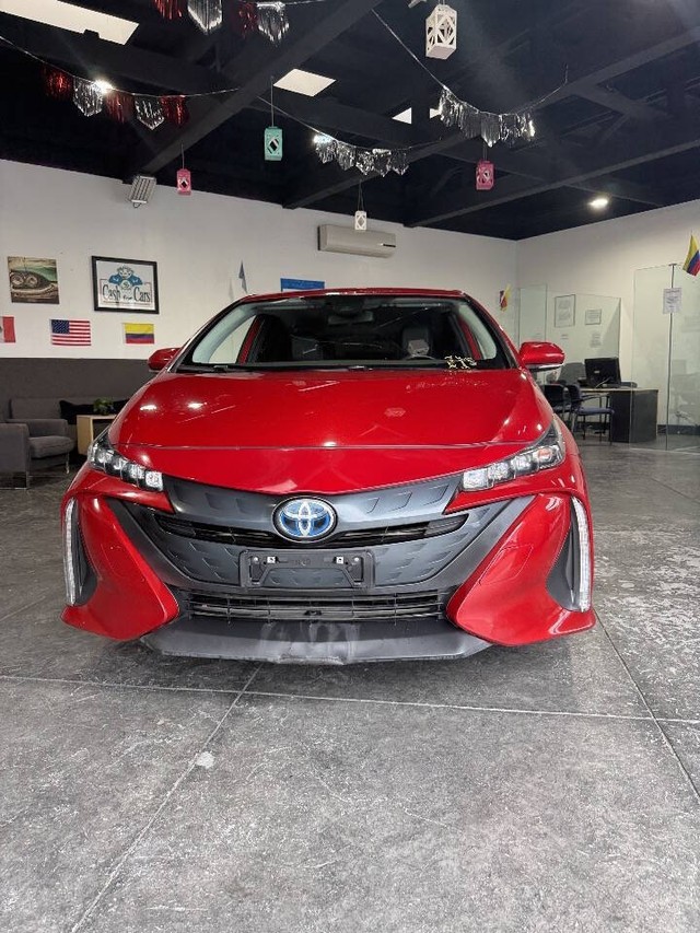 Toyota Prius Prime Vehicle Full-screen Gallery Image 04