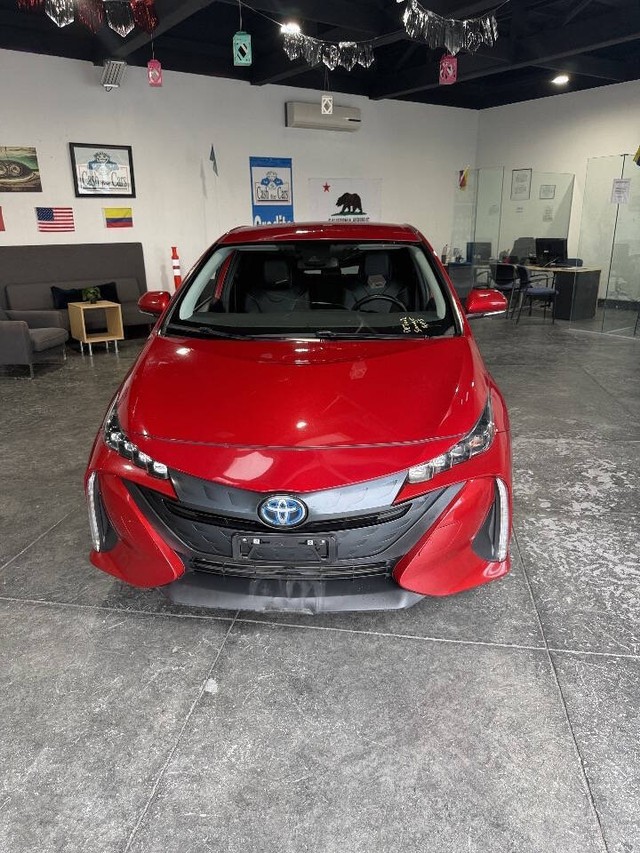 Toyota Prius Prime Vehicle Full-screen Gallery Image 06