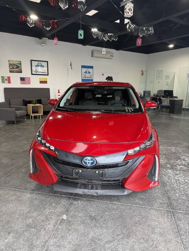 Toyota Prius Prime Vehicle Full-screen Gallery Image 07