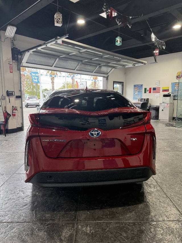 Toyota Prius Prime Vehicle Full-screen Gallery Image 17