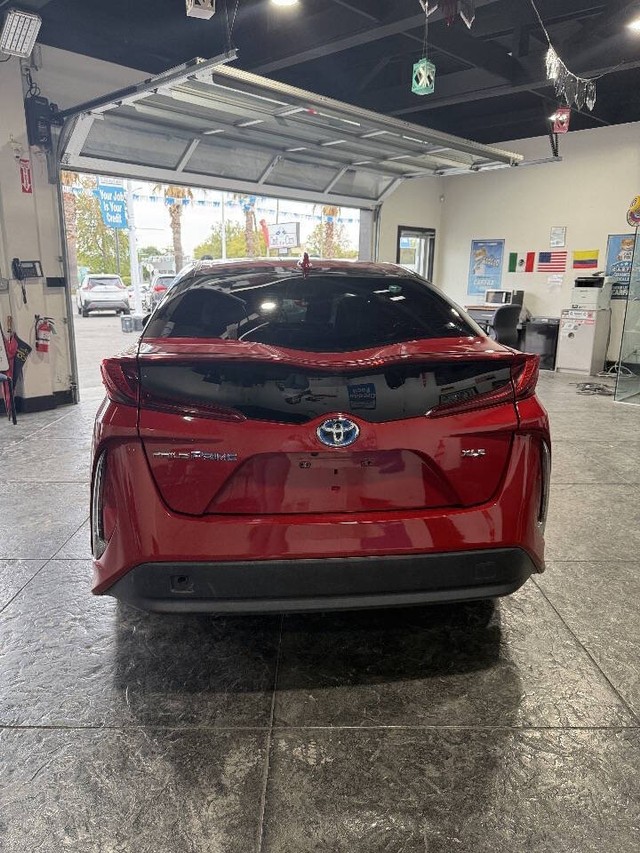 Toyota Prius Prime Vehicle Full-screen Gallery Image 18