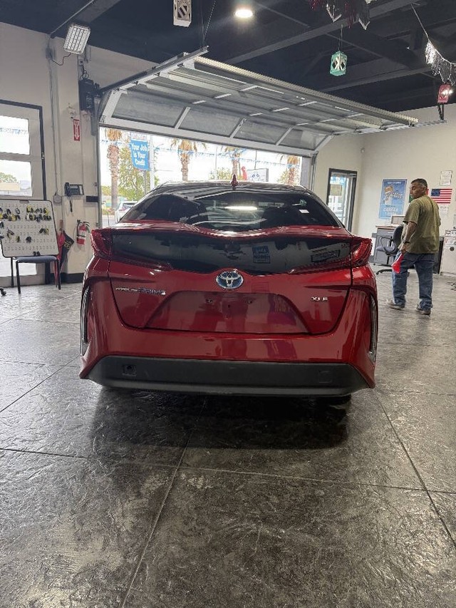 Toyota Prius Prime Vehicle Full-screen Gallery Image 20
