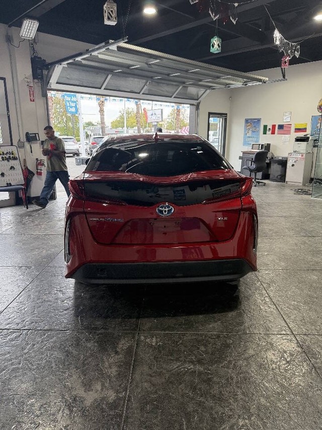 Toyota Prius Prime Vehicle Full-screen Gallery Image 21