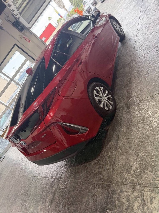 Toyota Prius Prime Vehicle Full-screen Gallery Image 25