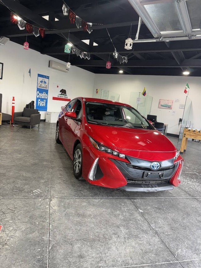 Toyota Prius Prime Vehicle Full-screen Gallery Image 44