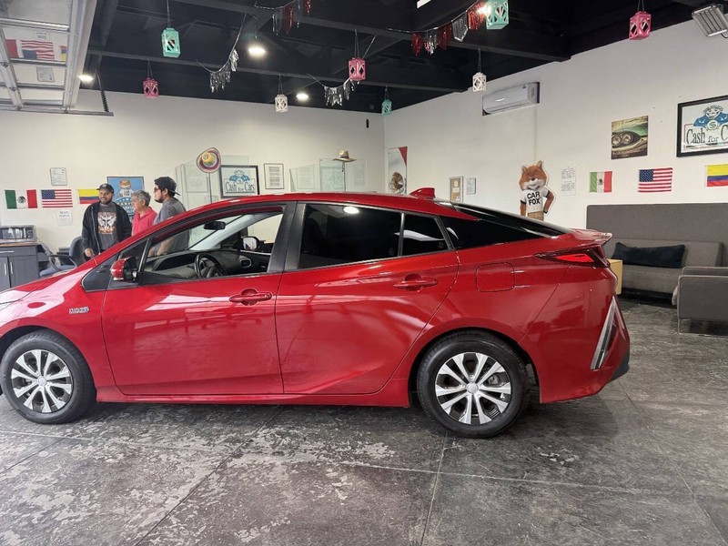 Toyota Prius Prime Vehicle Full-screen Gallery Image 08