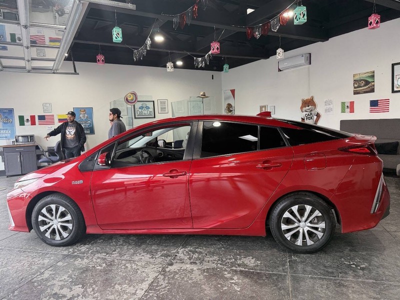Toyota Prius Prime Vehicle Full-screen Gallery Image 09