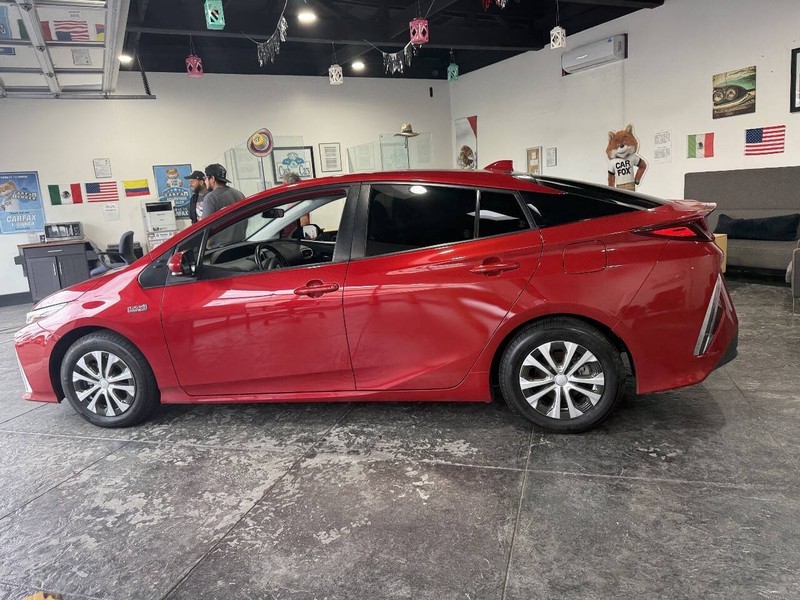 Toyota Prius Prime Vehicle Full-screen Gallery Image 10
