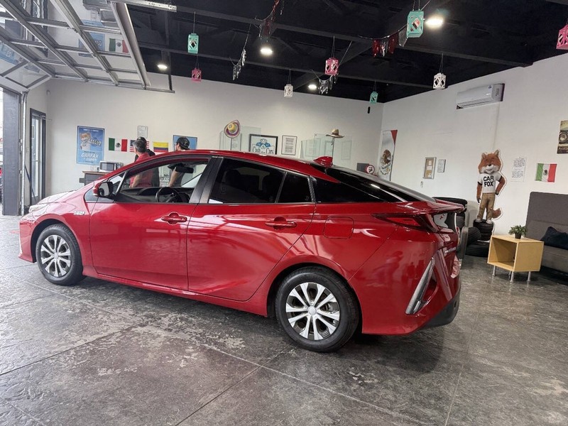 Toyota Prius Prime Vehicle Full-screen Gallery Image 11