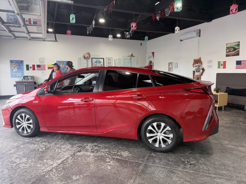 Toyota Prius Prime Vehicle Full-screen Gallery Image 13