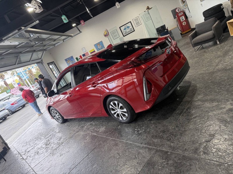 Toyota Prius Prime Vehicle Full-screen Gallery Image 14