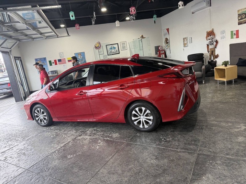 Toyota Prius Prime Vehicle Full-screen Gallery Image 15