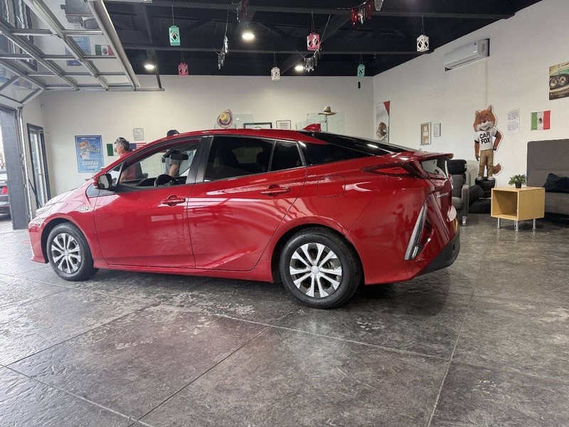 Toyota Prius Prime Vehicle Full-screen Gallery Image 16