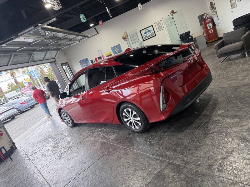 Toyota Prius Prime Vehicle Full-screen Gallery Image 19
