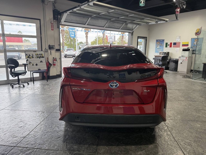 Toyota Prius Prime Vehicle Full-screen Gallery Image 22