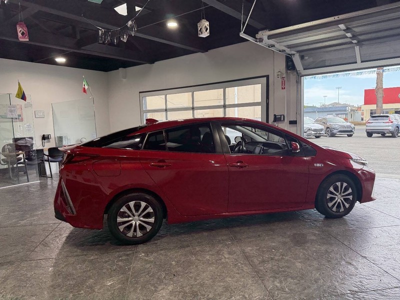 Toyota Prius Prime Vehicle Full-screen Gallery Image 26