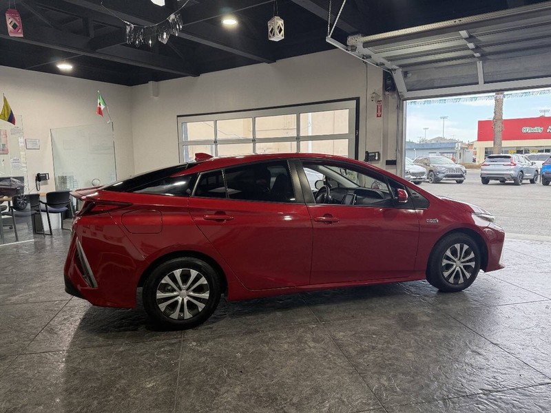 Toyota Prius Prime Vehicle Full-screen Gallery Image 27