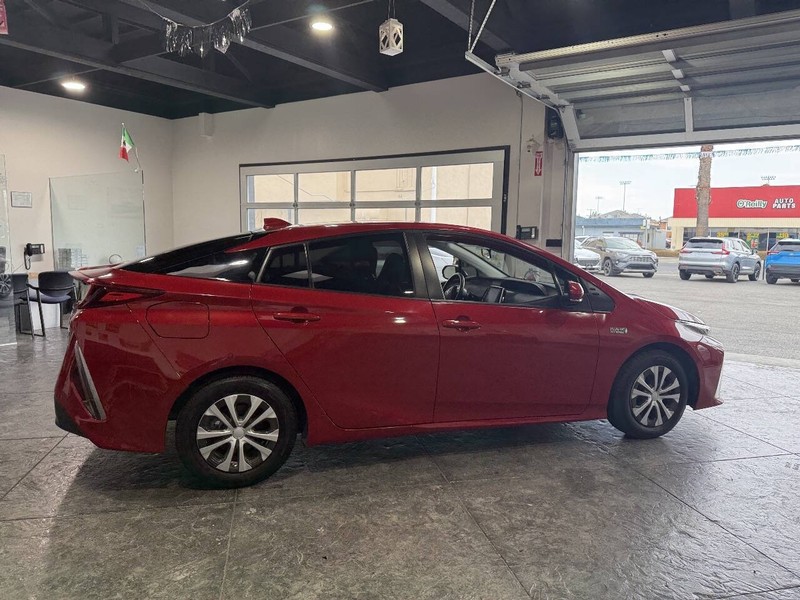 Toyota Prius Prime Vehicle Full-screen Gallery Image 28