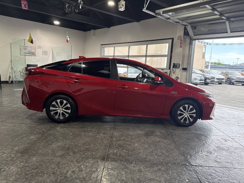 Toyota Prius Prime Vehicle Full-screen Gallery Image 29