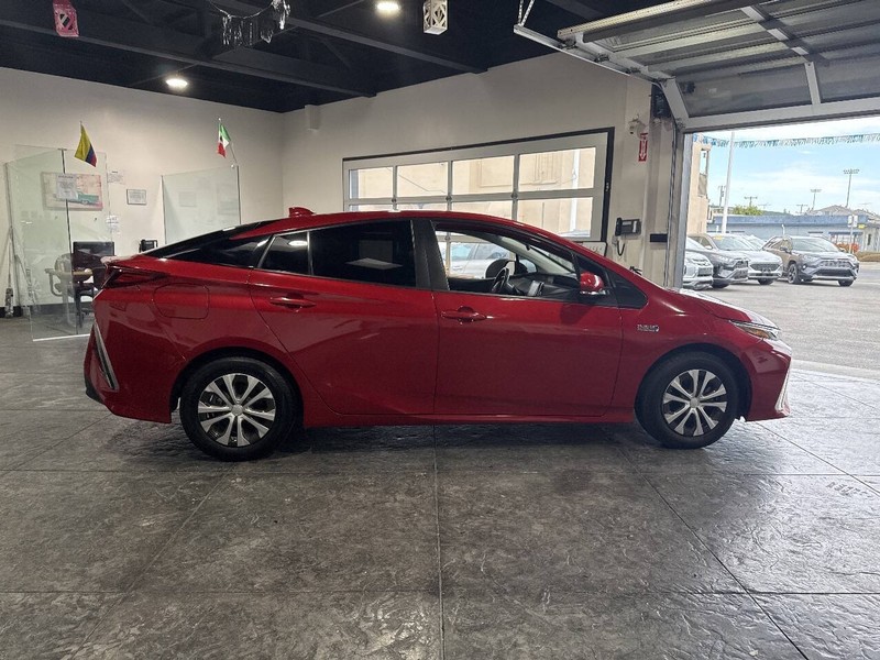 Toyota Prius Prime Vehicle Full-screen Gallery Image 30