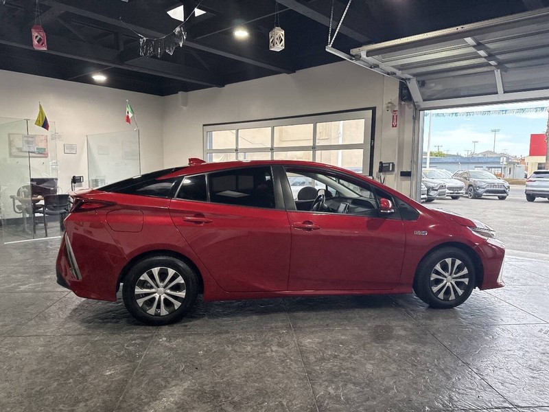 Toyota Prius Prime Vehicle Full-screen Gallery Image 31