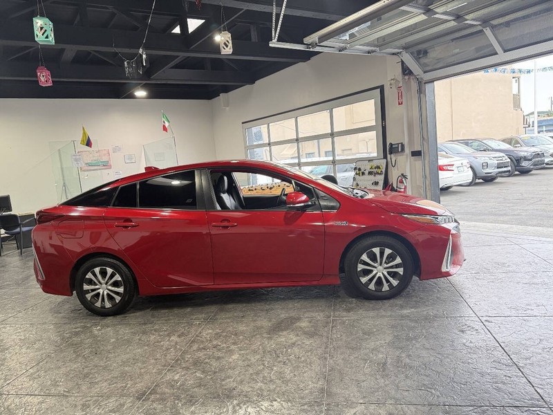 Toyota Prius Prime Vehicle Full-screen Gallery Image 32