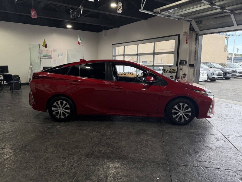 Toyota Prius Prime Vehicle Full-screen Gallery Image 33