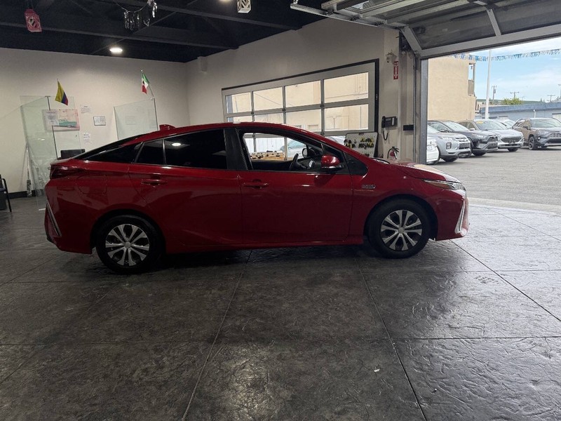Toyota Prius Prime Vehicle Full-screen Gallery Image 34