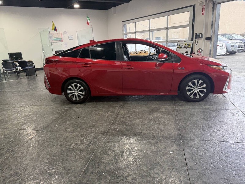 Toyota Prius Prime Vehicle Full-screen Gallery Image 35