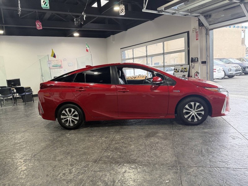 Toyota Prius Prime Vehicle Full-screen Gallery Image 36