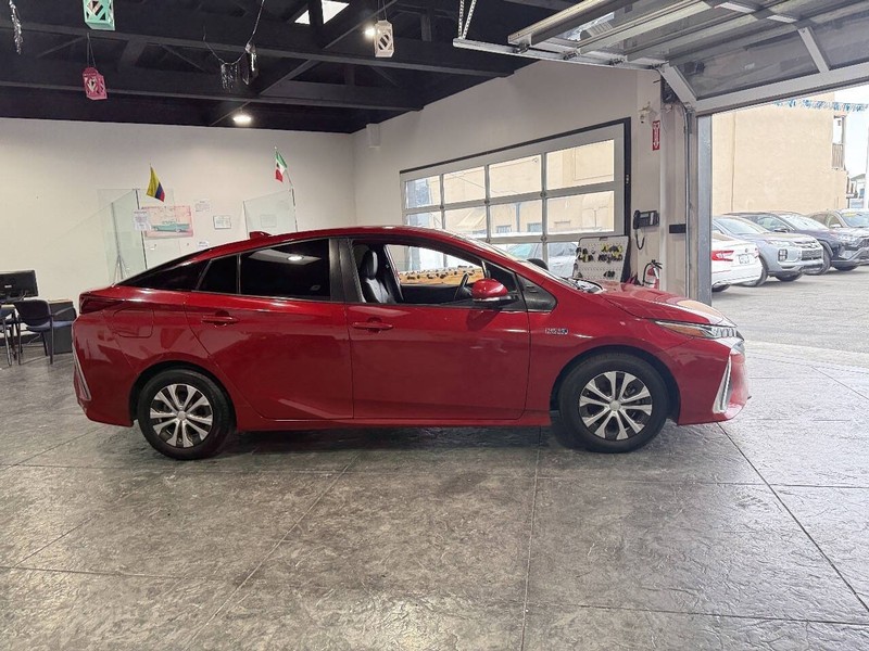 Toyota Prius Prime Vehicle Full-screen Gallery Image 37