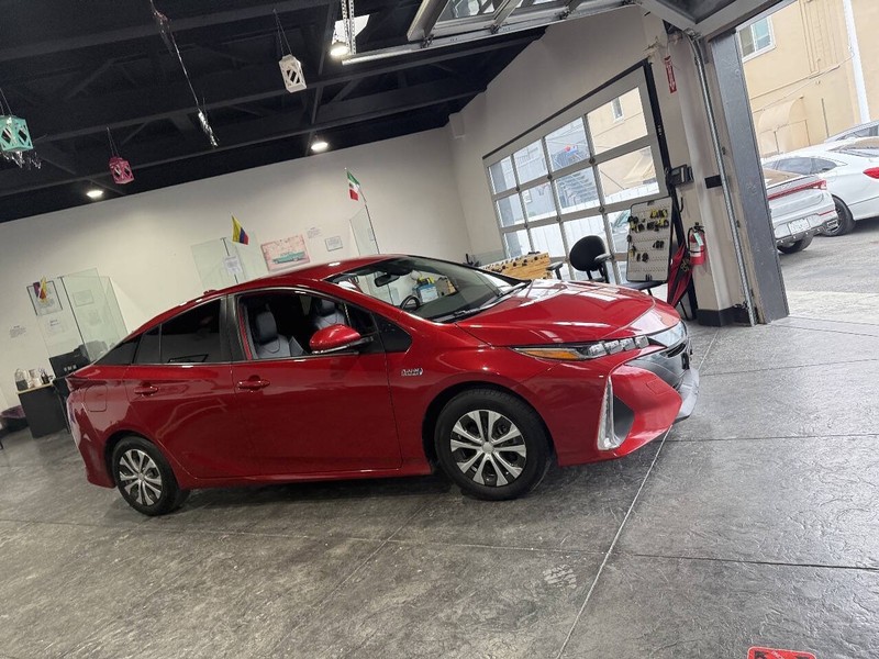 Toyota Prius Prime Vehicle Full-screen Gallery Image 38
