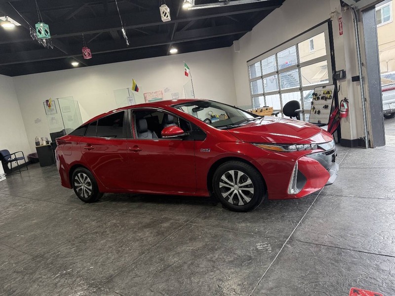 Toyota Prius Prime Vehicle Full-screen Gallery Image 39