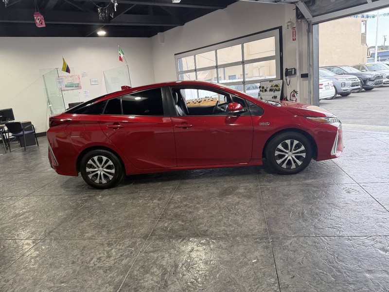Toyota Prius Prime Vehicle Full-screen Gallery Image 40