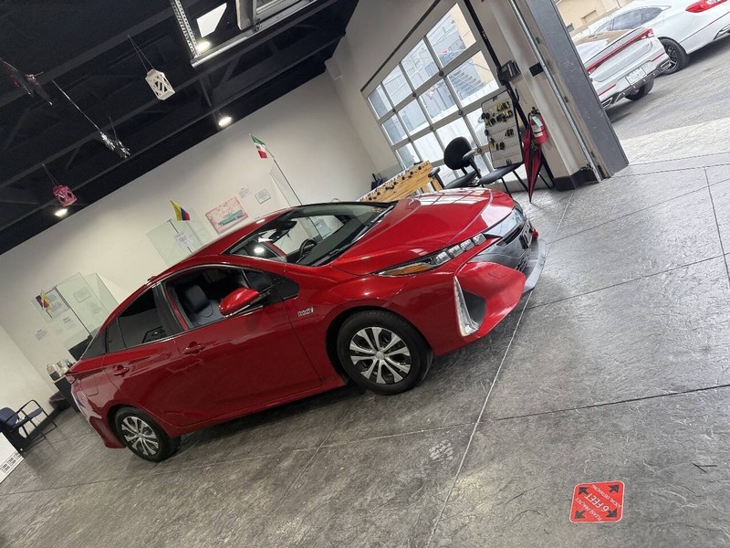 Toyota Prius Prime Vehicle Full-screen Gallery Image 42