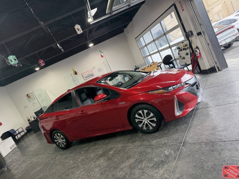 Toyota Prius Prime Vehicle Full-screen Gallery Image 43