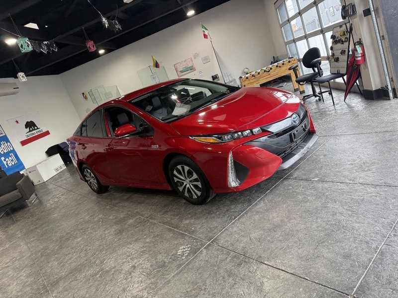 Toyota Prius Prime Vehicle Full-screen Gallery Image 46