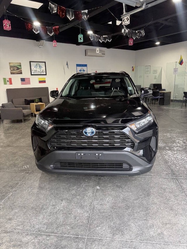 Toyota RAV4 Hybrid Vehicle Full-screen Gallery Image 02