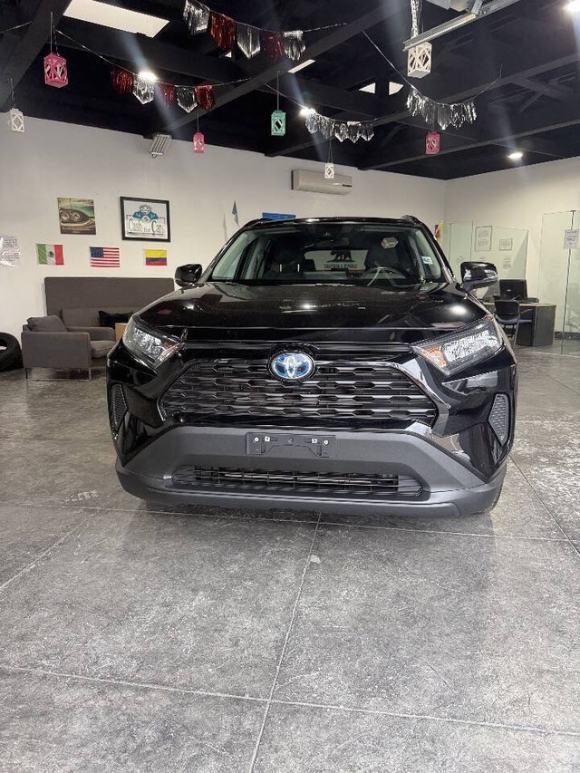 Toyota RAV4 Hybrid Vehicle Full-screen Gallery Image 03