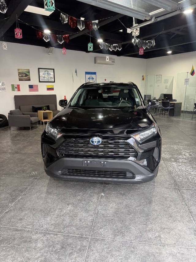 Toyota RAV4 Hybrid Vehicle Full-screen Gallery Image 04