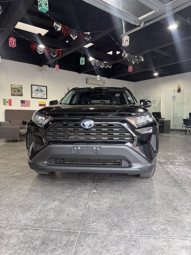 Toyota RAV4 Hybrid Vehicle Full-screen Gallery Image 06