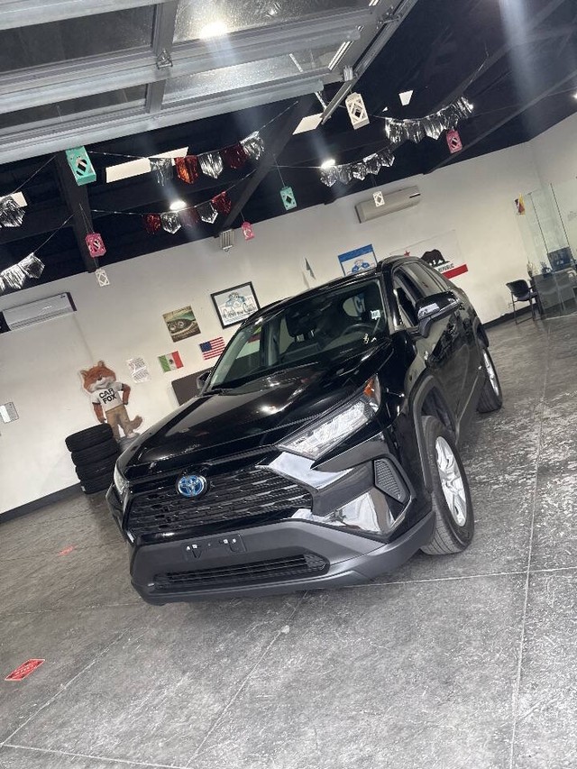 Toyota RAV4 Hybrid Vehicle Full-screen Gallery Image 11