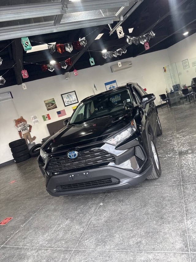 Toyota RAV4 Hybrid Vehicle Full-screen Gallery Image 12