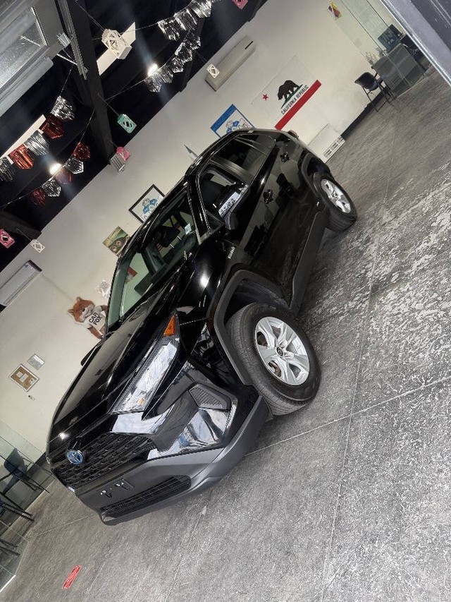 Toyota RAV4 Hybrid Vehicle Full-screen Gallery Image 13