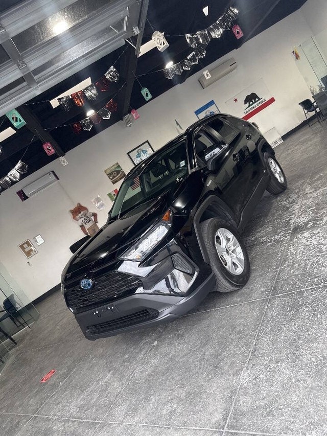 Toyota RAV4 Hybrid Vehicle Full-screen Gallery Image 14