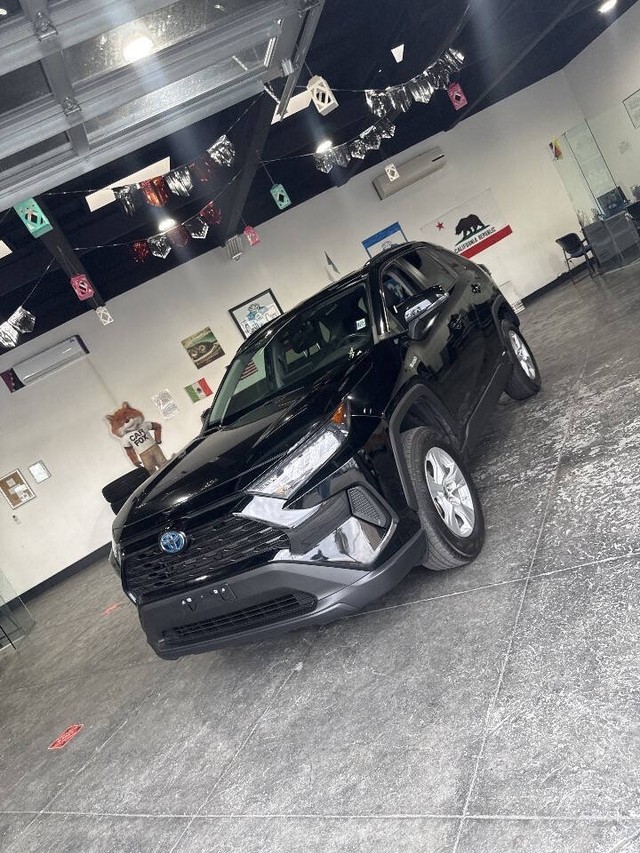 Toyota RAV4 Hybrid Vehicle Full-screen Gallery Image 15
