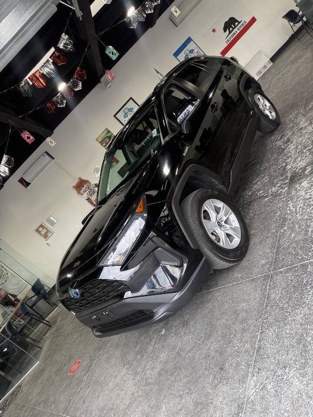 Toyota RAV4 Hybrid Vehicle Full-screen Gallery Image 18
